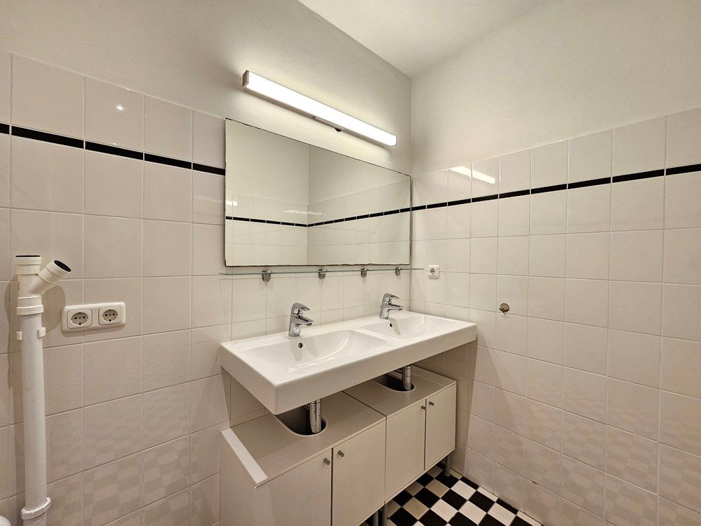 a74d4d5f-8bd9-4844-a193-e106a7376e32.jpg